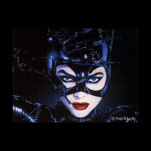 Sedutora e misteriosa, a vil? Mulher-Gato, interpretada por Michelle Pfeiffer, exibia uma maquiagem marcante e esbanjava sensualidade com sombra preta esfumada nos olhos e boca colorida